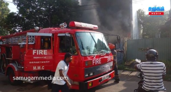 கொழும்பில் மீண்டும் பதற்றம்..! மற்றுமொரு கட்டிடம் தீக்கிரை – பல சொத்துக்களுக்கு சேதம்! samugammedia 